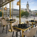 Horeca-Statafel-Met-gouden-Onderstel-FAUX-MARMER-zwart-70×70-Hoogte-111-cm