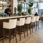 Horeca-Houten-Bar-Armstoel-OMEGA-creme-Kunstleer