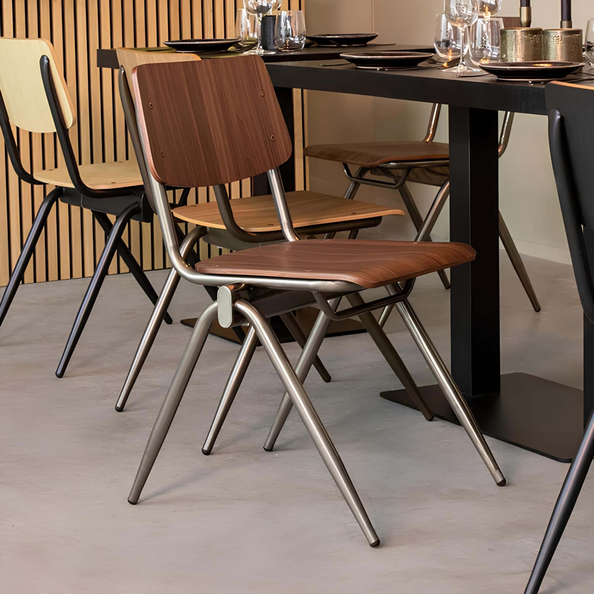 Stapelbare-Schoolstoel-OXFORD-Donker-Bruin-Hout-M